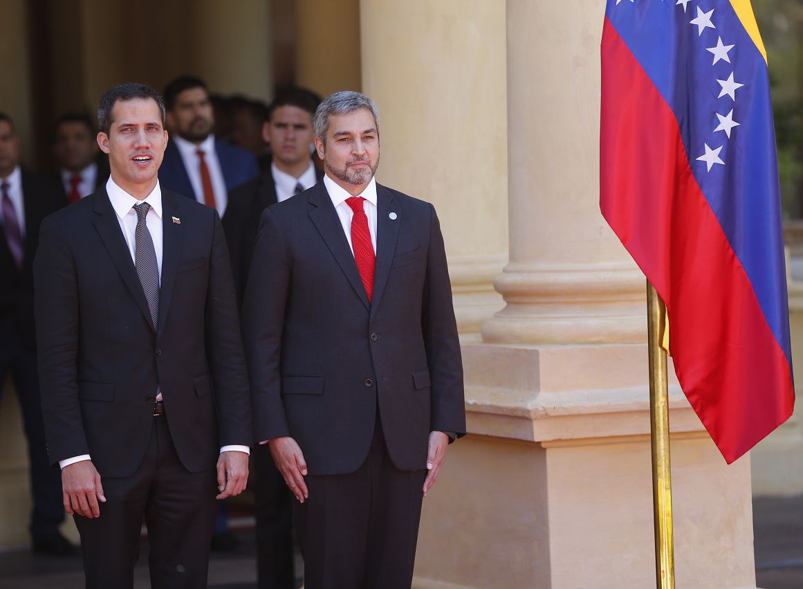 Foto: El autoproclamado presidente interino de Venezuela, Juan Guaido (i), y el presidente de Paraguay, Mario Abdo Benítez (d), 1 marzo 2019
