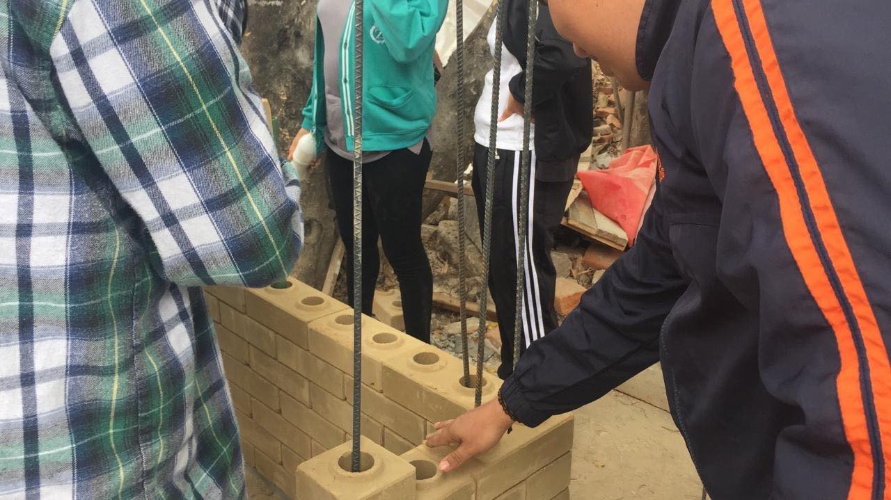 Foto: Universitarios elaboran ladrillos antisísmicos y ecológicos en Chiapas, 7 de marzo 2019. (Twitter @juanelo_28)