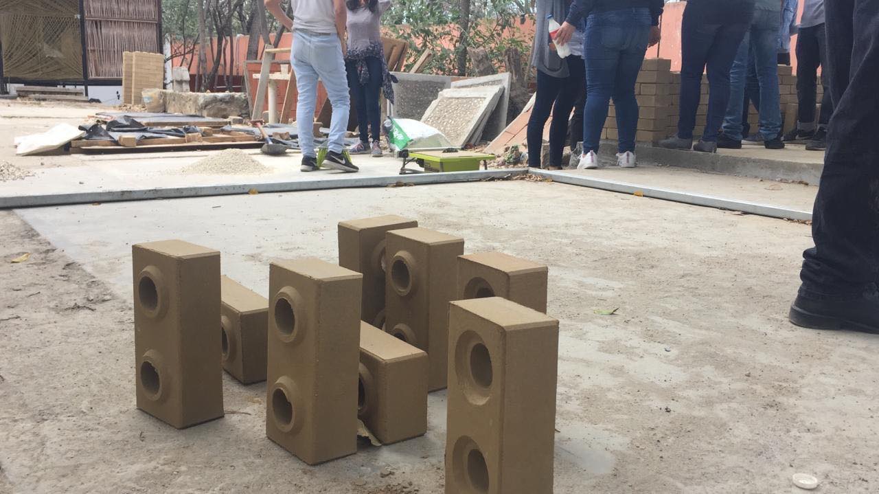 Universitarios elaboran ladrillos ecológicos y resistentes a sismos en Chiapas