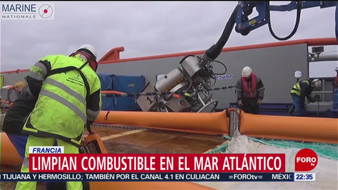 FOTO: Limpian combustible en el mar atlántico en Francia, 17 marzo 2019