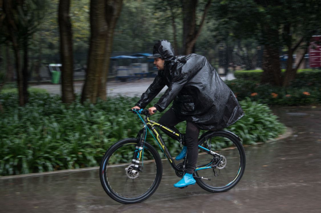 Foto: Una persona se cubre de la lluvia.