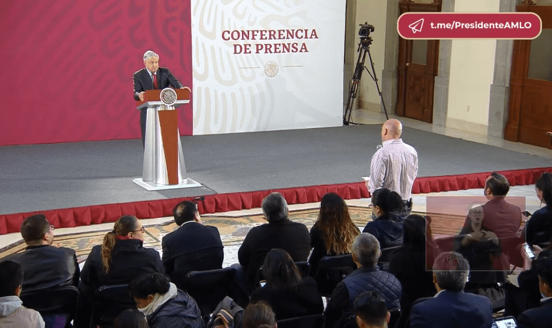 Foto: López Obrador escucha a un periodista durante conferencia de prensa, 26 de marzo de 2019, Ciudad de México 