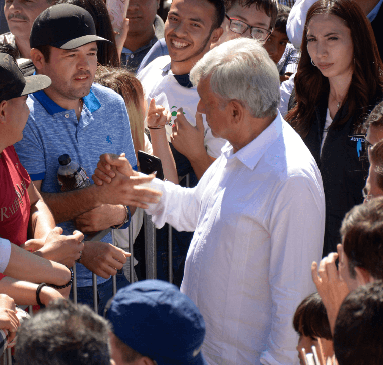 Foto: López Obrador saluda a la gente en Durango, 16 de febrero de 2019, México