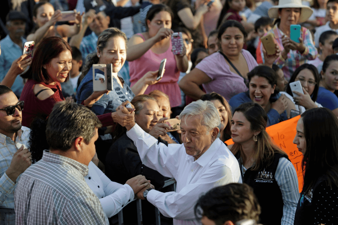 Foto: López Obrador saludando a la gente, 15 de febrero de 2019, Sinaloa, México
