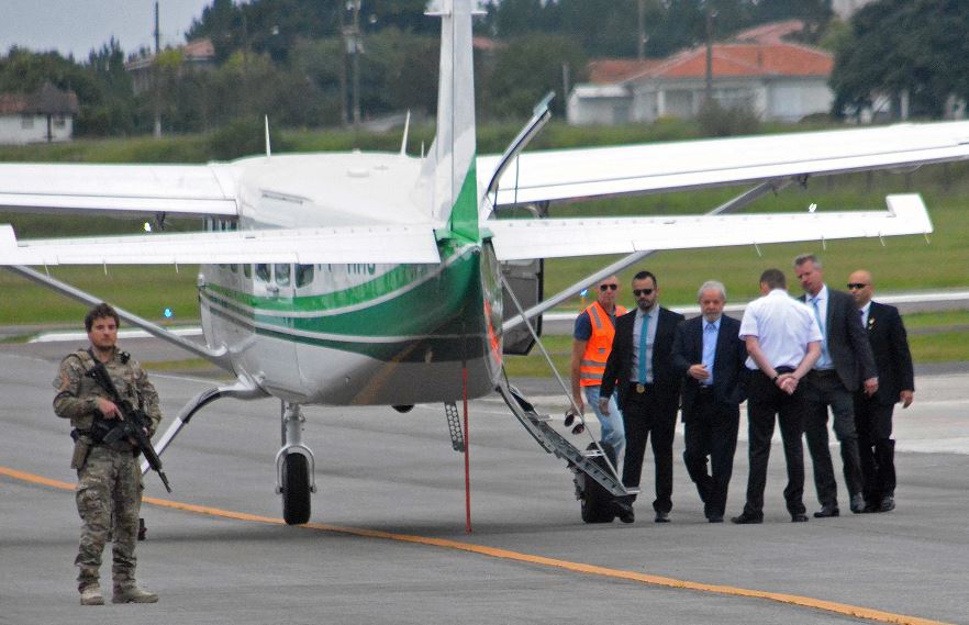 fOTO: El expresidente brasileño Luiz Inácio Lula da Silva desciende de una avioneta para asistir al entierro de su nieto, 2 marzo 2019