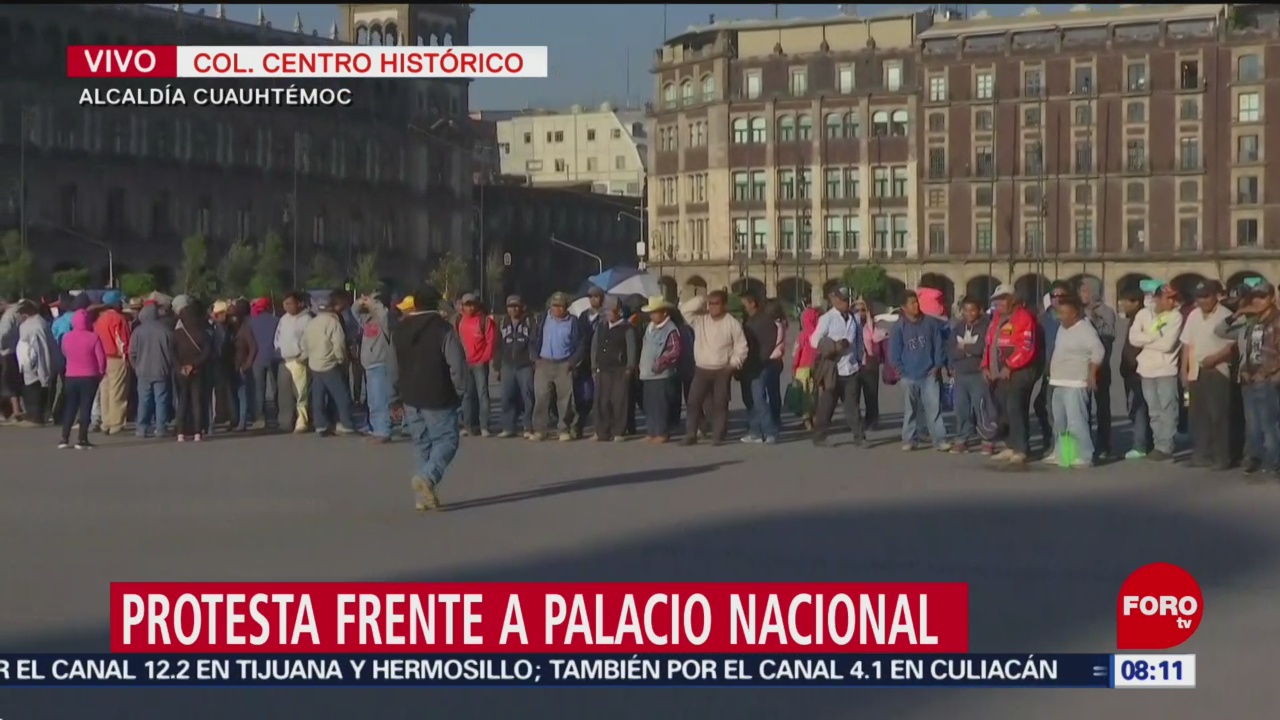 Manifestantes protestan frente a Palacio Nacional