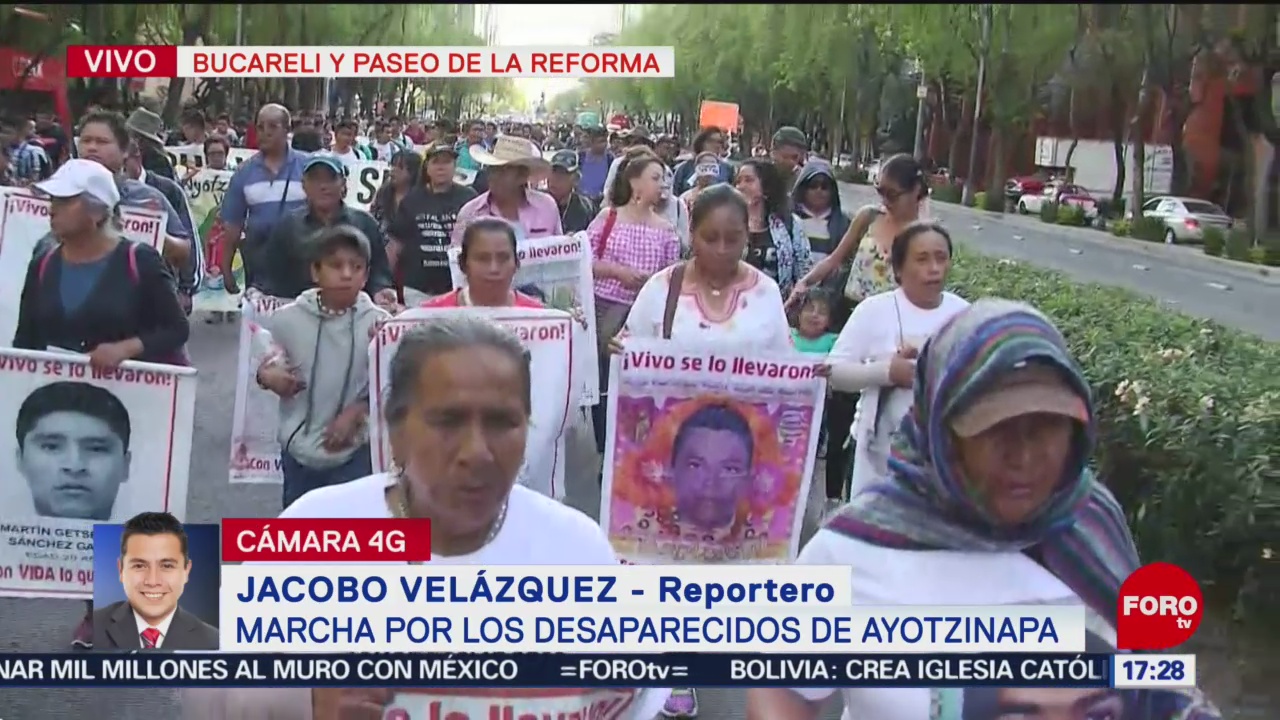 Foto: Marchan por desaparecidos de Ayotzinapa en Paseo de la Reforma