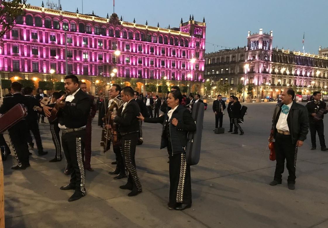 fOTO:Alrededor de 70 mariachis se manifiestan en Palacio Nacional con una serenata al presidente de México, 8 marzo 2019
