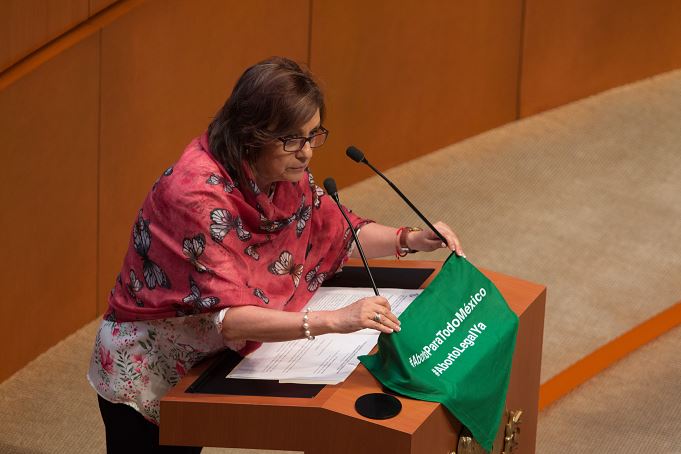 Senadoras de Morena defienden derecho al aborto tras oposición de Lilly Téllez
