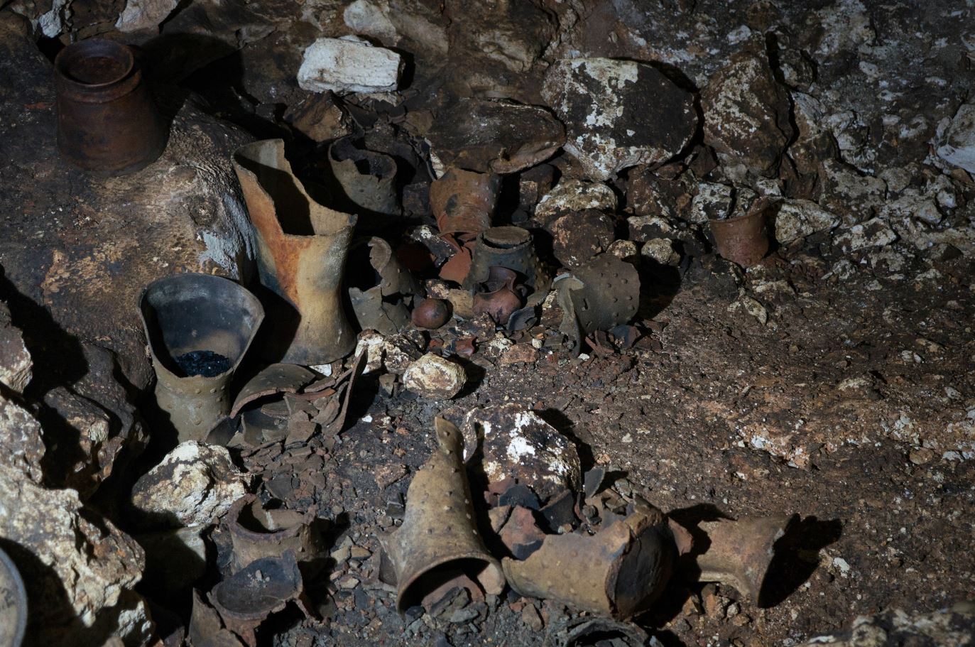 Más de 200 incensarios tipo Tláloc, braseros, vasijas, cajetes, malacates y metates miniatura de siete ofrendas han sido descubiertas en la cueva de Balamkú (Cuartoscuro)