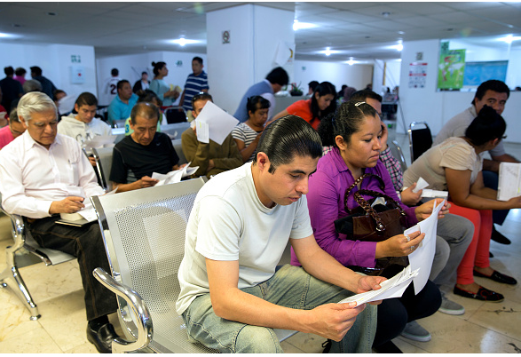 Foto: Personas haciendo solicitud de empleo, 7 de noviembre de 2014. Ciudad de México 