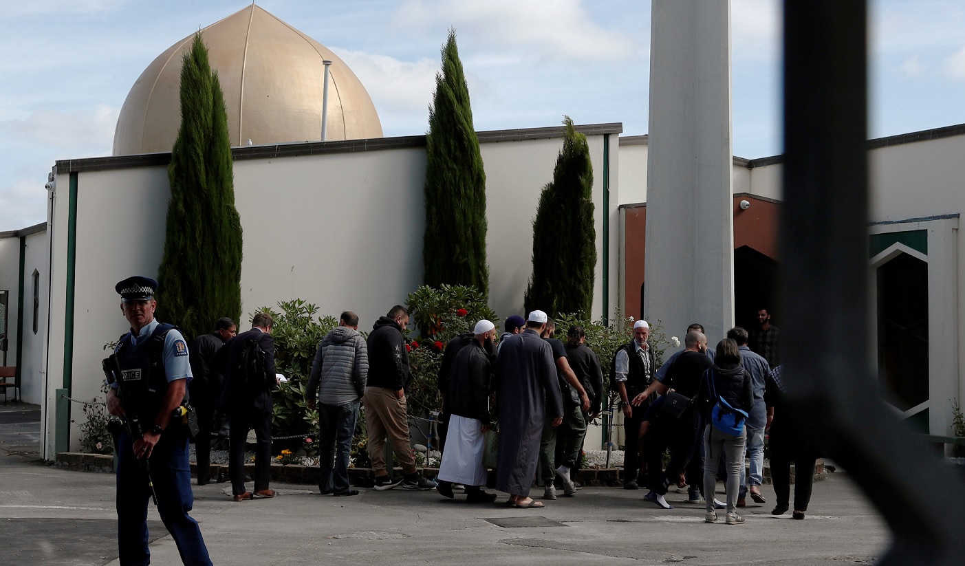 Foto: Un policía hace guardia cuando los miembros de la comunidad musulmana visitan la mezquita Al-Noor después de que se reabrió en Christchurch, Nueva Zelanda, marzo 23 de 2019 (Reuters)