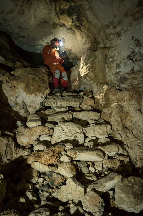 Miembros del equipo de exploración acuífera del INAH ingresan a una de las cámaras dentro de la cueva de Balamkú, a 2 kilómetros de Chichén Itzá (Cuartoscuro)