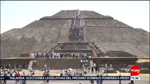 Miles de personas se cargan de energía en Teotihuacán