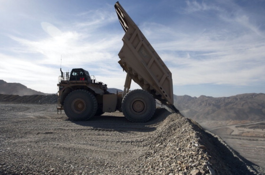 Foto: Un camión transporta material de cobre a la estación de trituración de una mina a cielo abierto en Sonora, México, marzo 3 de 2019 (Getty Images)