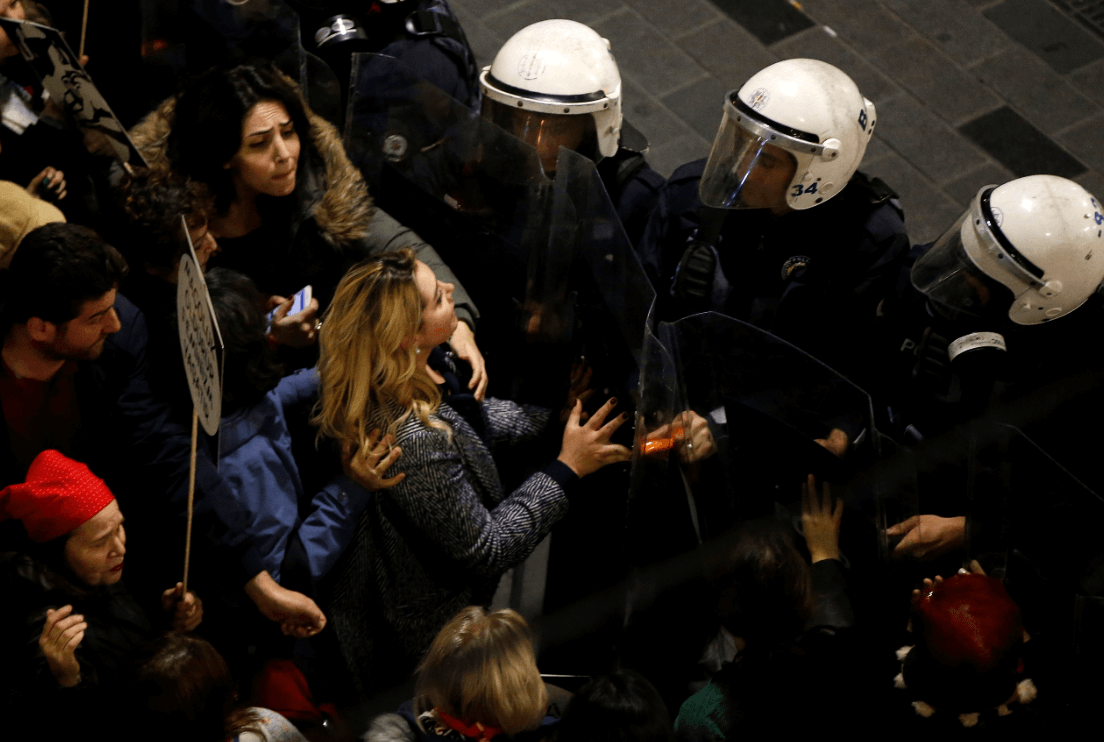 Foto: Mujeres y policías durante marcha en Estambul, 8 de marzo de 2019, Turquía 