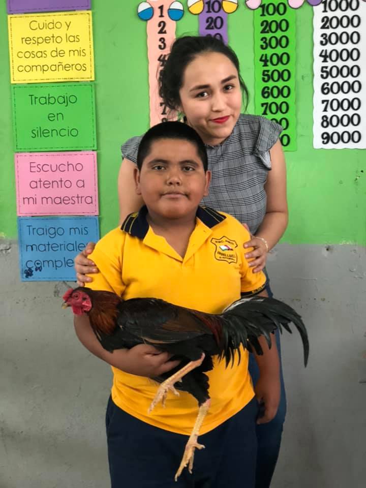 foto niño regala gallo a maestra viral facebook 1