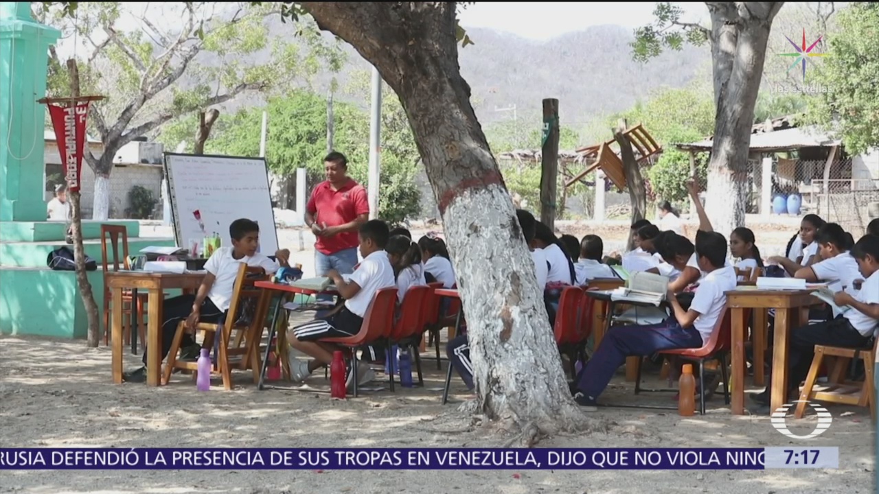 Niños de Oaxaca toman clases en aulas de cartón