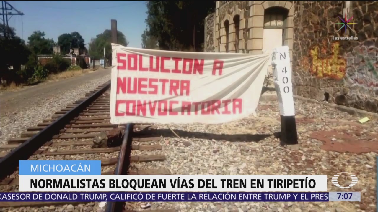 Normalistas bloquean vías de tren en Tiripetío, Michoacán