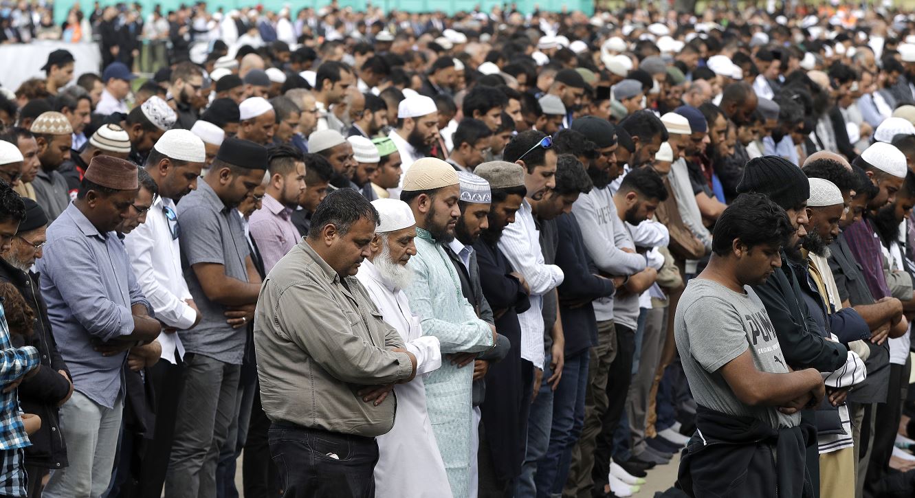 Foto: Cientos de personas asisten a las oraciones del viernes en Hagley Park, cerca de la mezquita de Al Noor, 22 marzo 2019