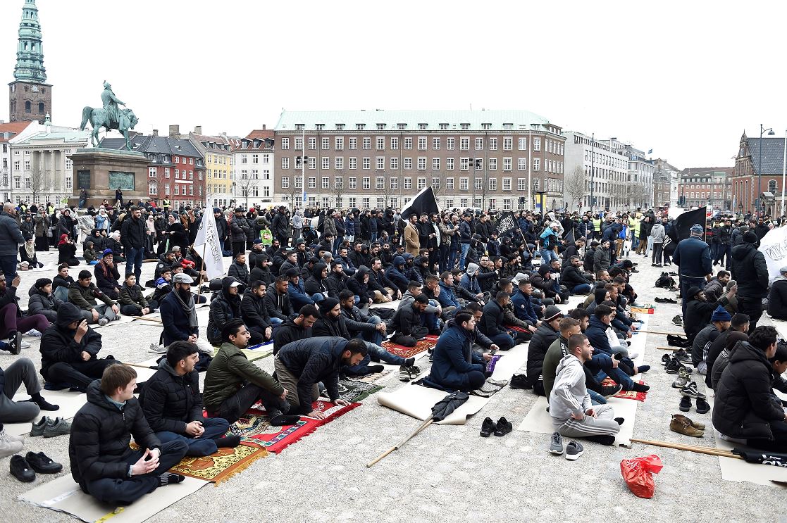 Foto: Musulmanes acuden, este viernes, al rezo de los viernes ante el Palacio Christiansborg organizado por Hizb ut Tahrir Scandinavia, 22 marzo 2019