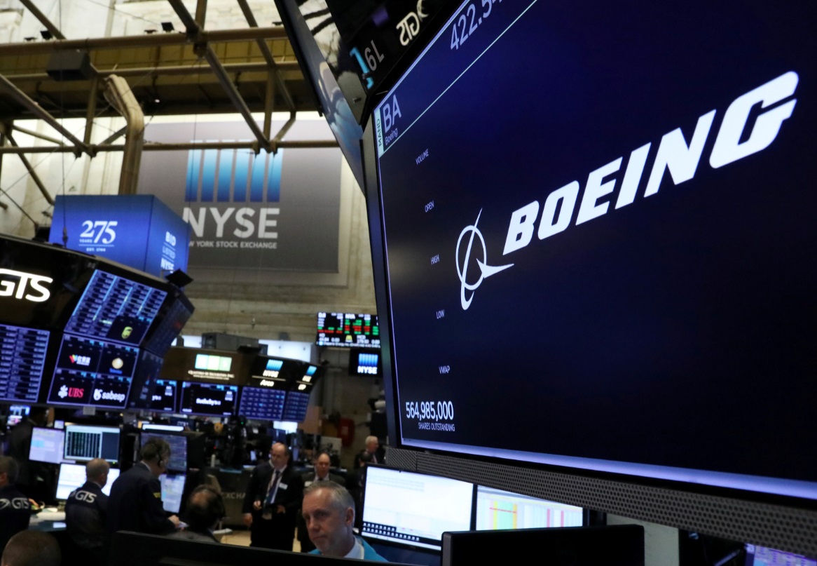 Foto: El logotipo de la compañía Boeing se muestra en una pantalla en el piso de la NYSE en Nueva York, 12 de marzo de 2019 (Reuters)