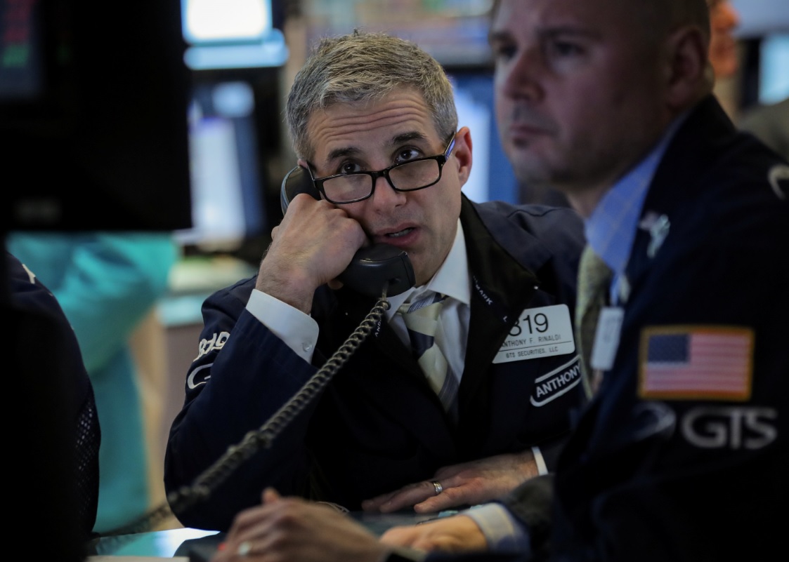 Los comerciantes trabajan en el piso de la Bolsa de Nueva York (NYSE) en Nueva York (Reuters)