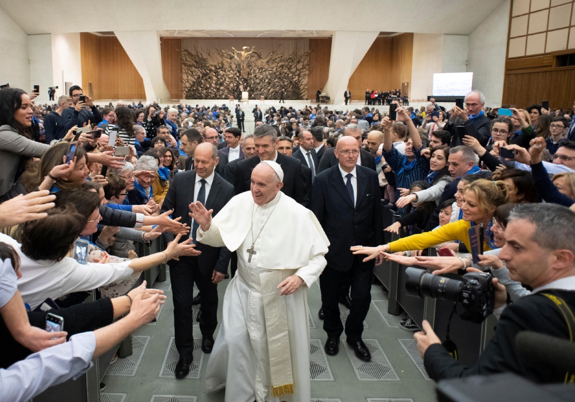 Foto: El papa Francisco saluda a la gente durante una audiencia en el Vaticano, marzo 17 de 2019 (Reuters)
