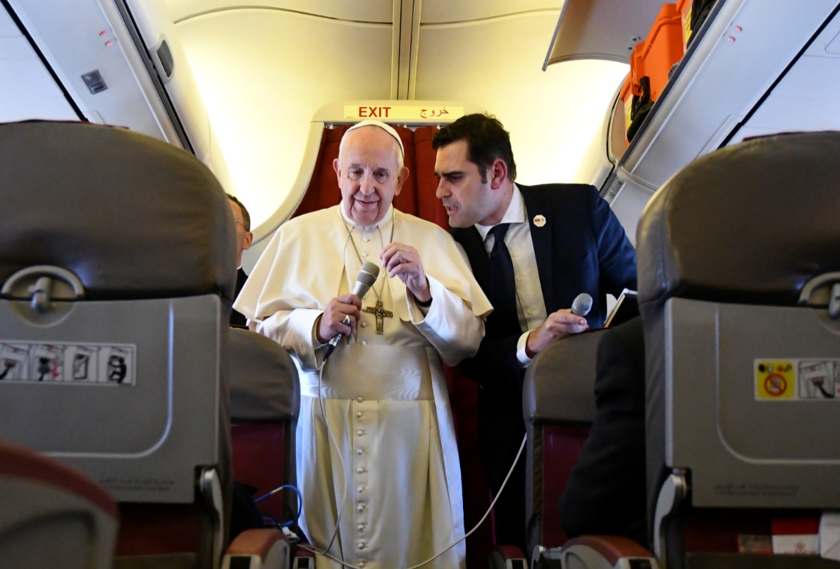 El papa Francisco se dirige a los reporteros a bordo del avión que lo regresa después de un viaje de dos días a Marruecos (Reuters)