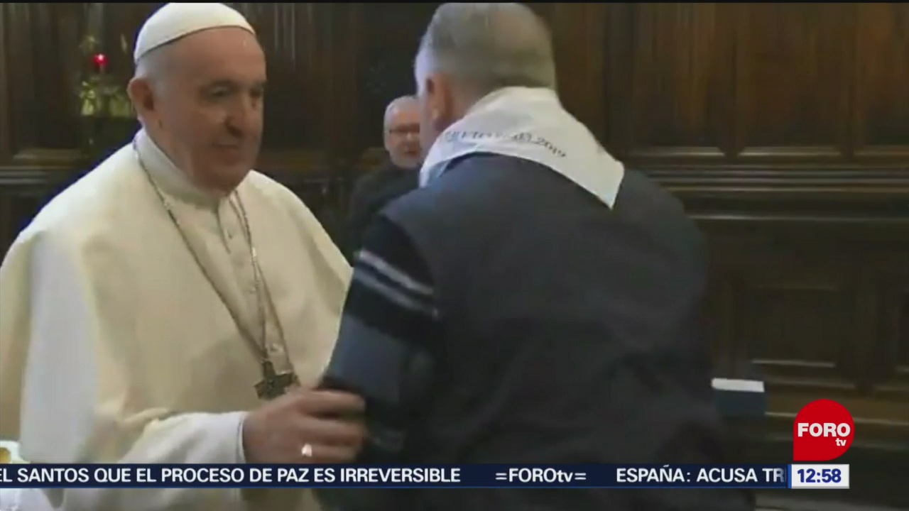 Papa Francisco quita la mano cuando fieles quieren besar su anillo