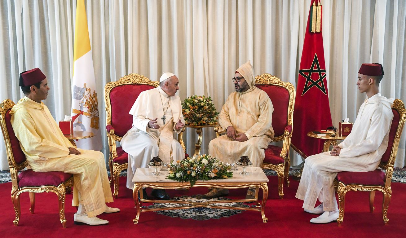 Papa llega a Marruecos y es recibido por el rey Mohamed VI