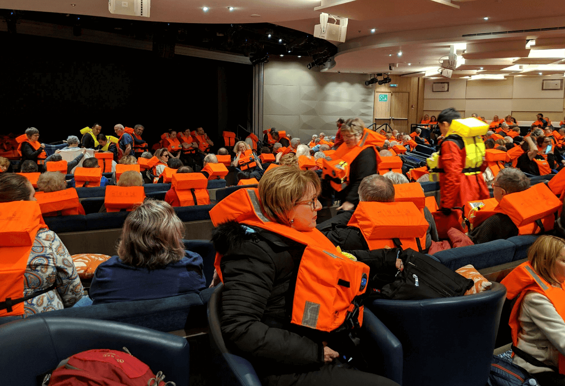 Foto: Pasajeros del crucero Viking Sky esperan a ser evacuados, 23 de marzo de 2019, Noruega 