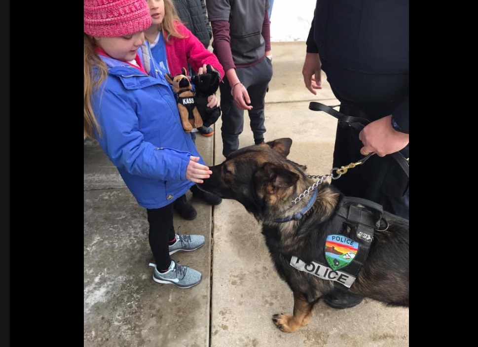 Foto: Una niña con cáncer cerebral que ama a los perros es visitada por casi 30 agentes caninos del Departamento de Policía de Wisconsin, marzo 11 de 2019 (Foto: foxnews)