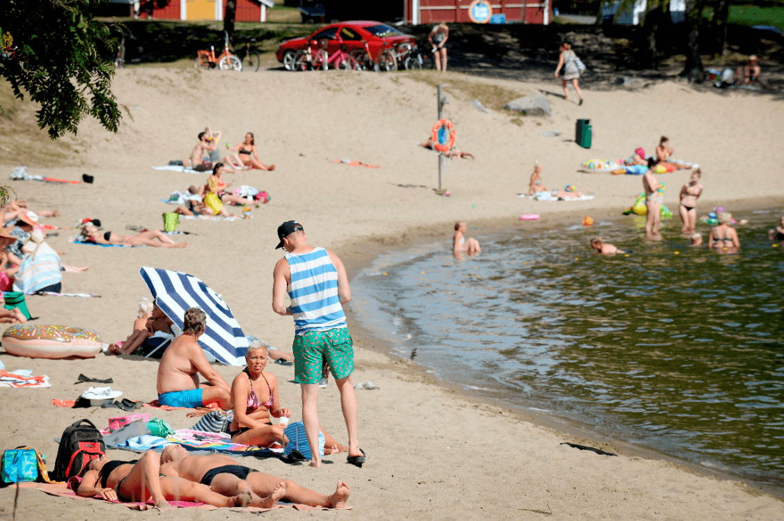 Foto: Personas en una playa de Finlandia, 19 de julio de 2018, Finlandia