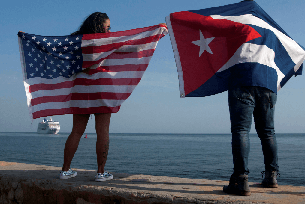 Foto: Personas sostienen banderas de EU y Cuba en La Habana, 2 de mayo de 2016, Cuba