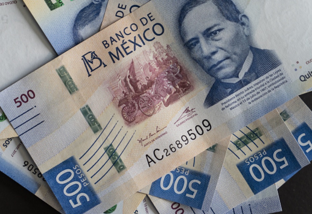 Foto: Los billetes de 500 pesos mexicanos que representan la imagen de Benito Juárez, ex presidente de México, son preparados para una fotografía, marzo 27 de 2019 (Getty Images)