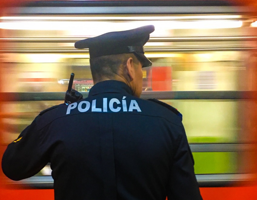Foto: Un policía custodia los accesos a vagones del Metro de la Ciudad de México para evitar tumultos, marzo 9 de 2019 (Cuartoscuro)