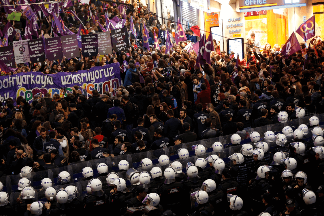Policía dispersa con gas marcha por Día de la Mujer en Turquía