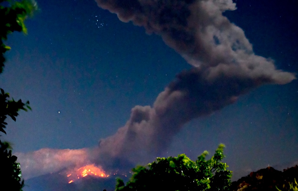 Popocatépetl registra fuerte explosión y lanza material incandescente
