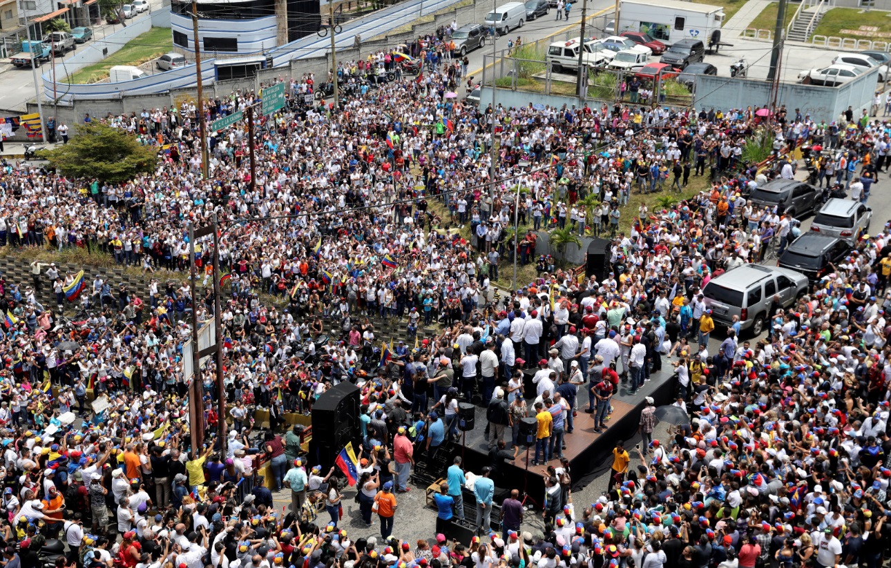 Foto: La gente se reúne donde acudió Juan Guaidó para sumarse a la protesta contra el colapso de los servicios básicos en Venezuela, marzo 30 de 2019 (Reuters)