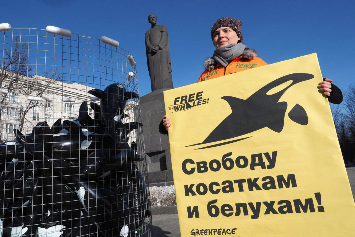 FOTO Leonardo DiCaprio expone a Rusia por cárcel de ballenas; Greenpeace organizó una protesta en Moscú  Greenpeace Rusia marzo 2019 moscu