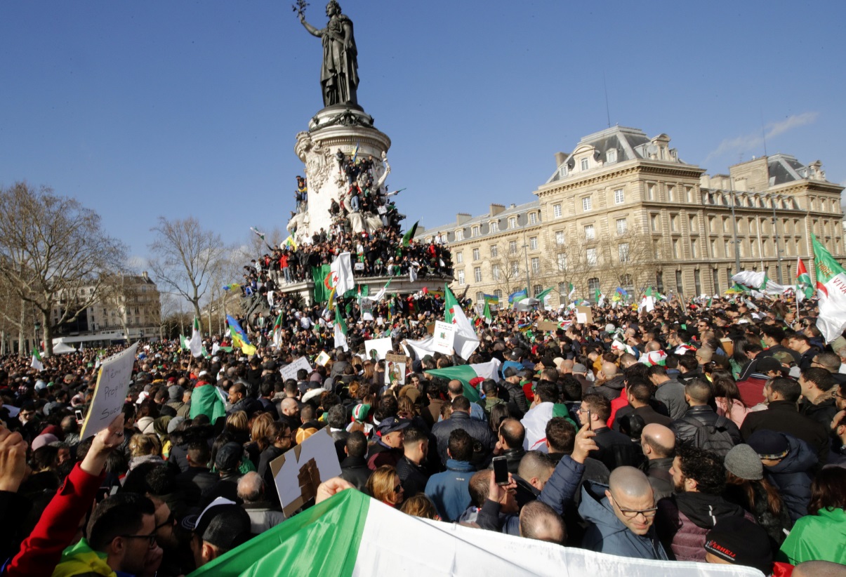 Foto: Manifestantes sostienen banderas argelinas cuando asisten a una manifestación contra el presidente Abdelaziz Bouteflika, marzo 10 de 2019 (Reuters)