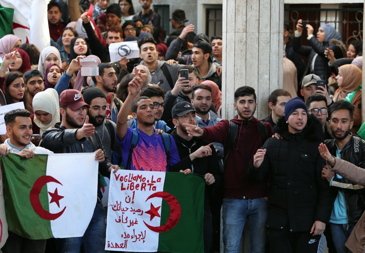 Foto: Estudiantes universitarios argelinos protestan dentro del campus contra el quinto mandato del presidente Abdelaziz Buteflika, Argelia, 3 de marzo de 2019 (EFE)