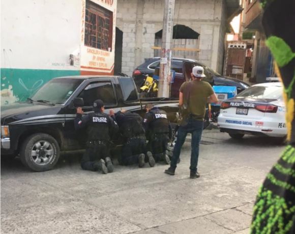 Hombres armados secuestran a 8 policías estatales en Puebla