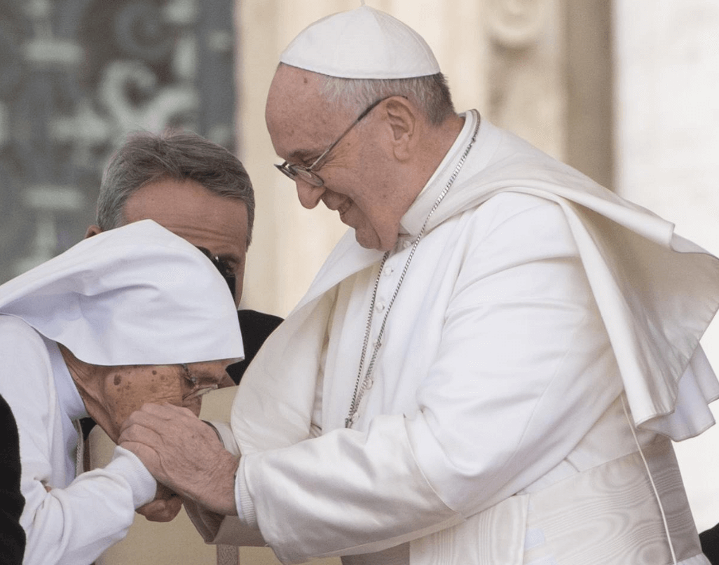 El papa Francisco vuelve a permitir que le besen el anillo