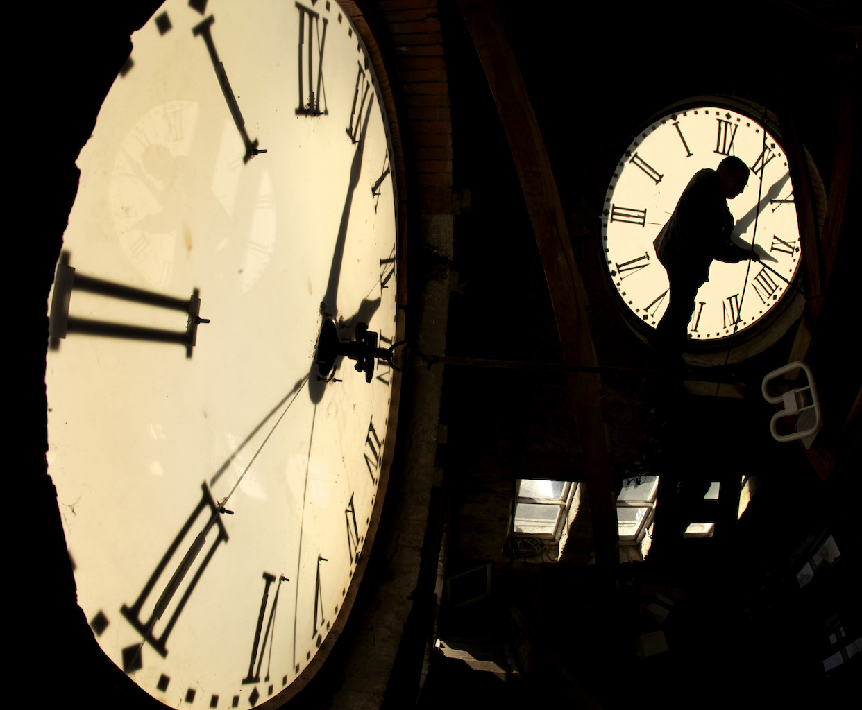 ¿Se atrasa o se adelanta el reloj por el horario de verano?