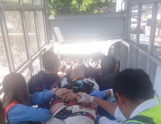Foto: Rescatan a mujer tras ser arrollada por convoy en Metro Guelatao 8 marzo 2019