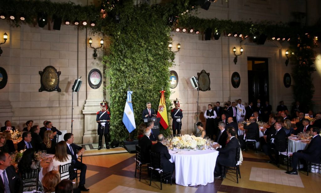 Macri ofrece a los reyes de España, Felipe VI y Letizia, una cena de gala amenizada con tangos
