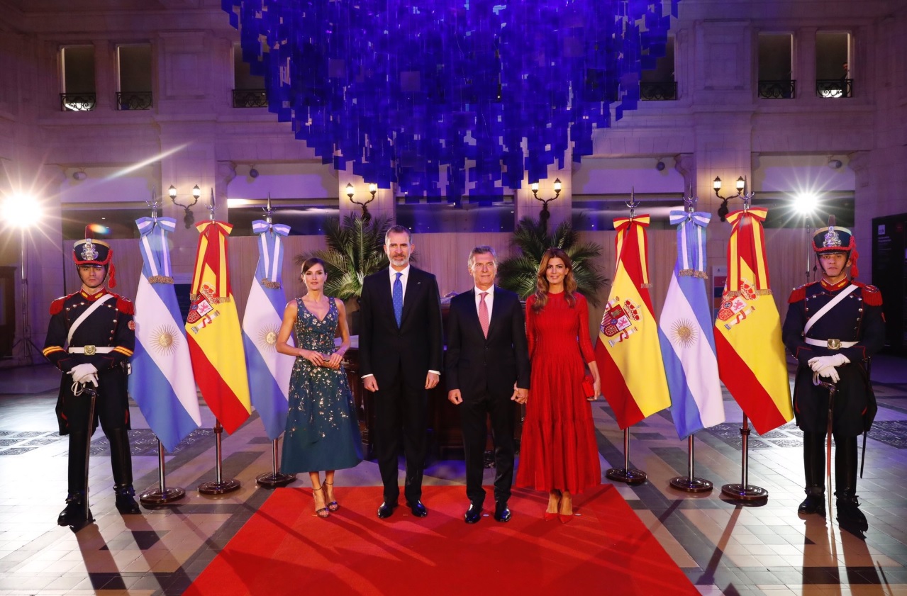 Macri ofrece a los reyes de España, Felipe VI y Letizia, una cena de gala amenizada con tangos