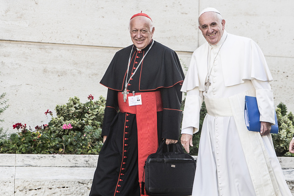 Foto: El papa Francisco (d) camina junto al arzobispo de Santiago de Chile, Ricardo Ezzati, 23 marzo 2019